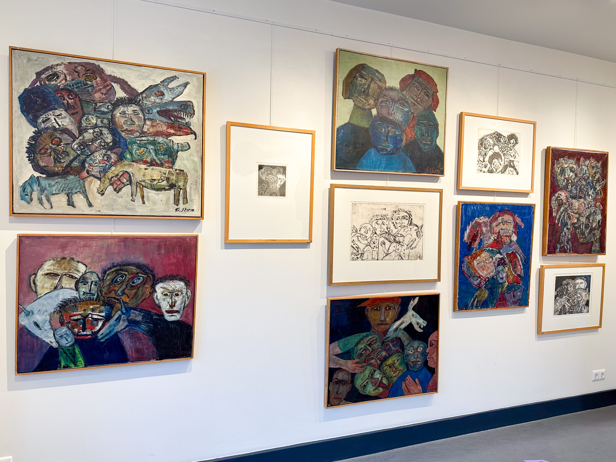 Wand met veel werken van Achterhoekse kunstenaar Frans Storm