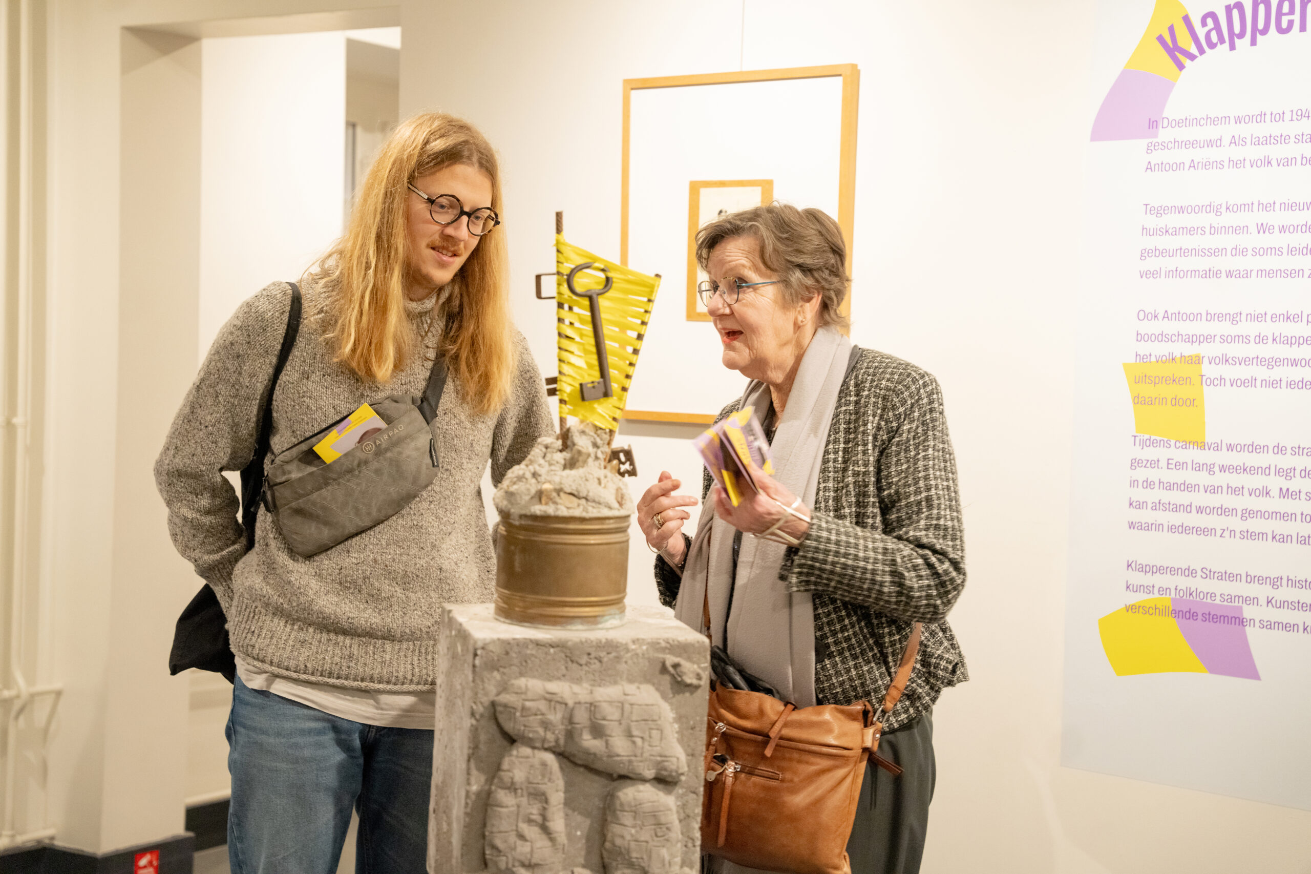 Oude vrouw vertelt aan jonge man over de oude sleutels van de stadspoort