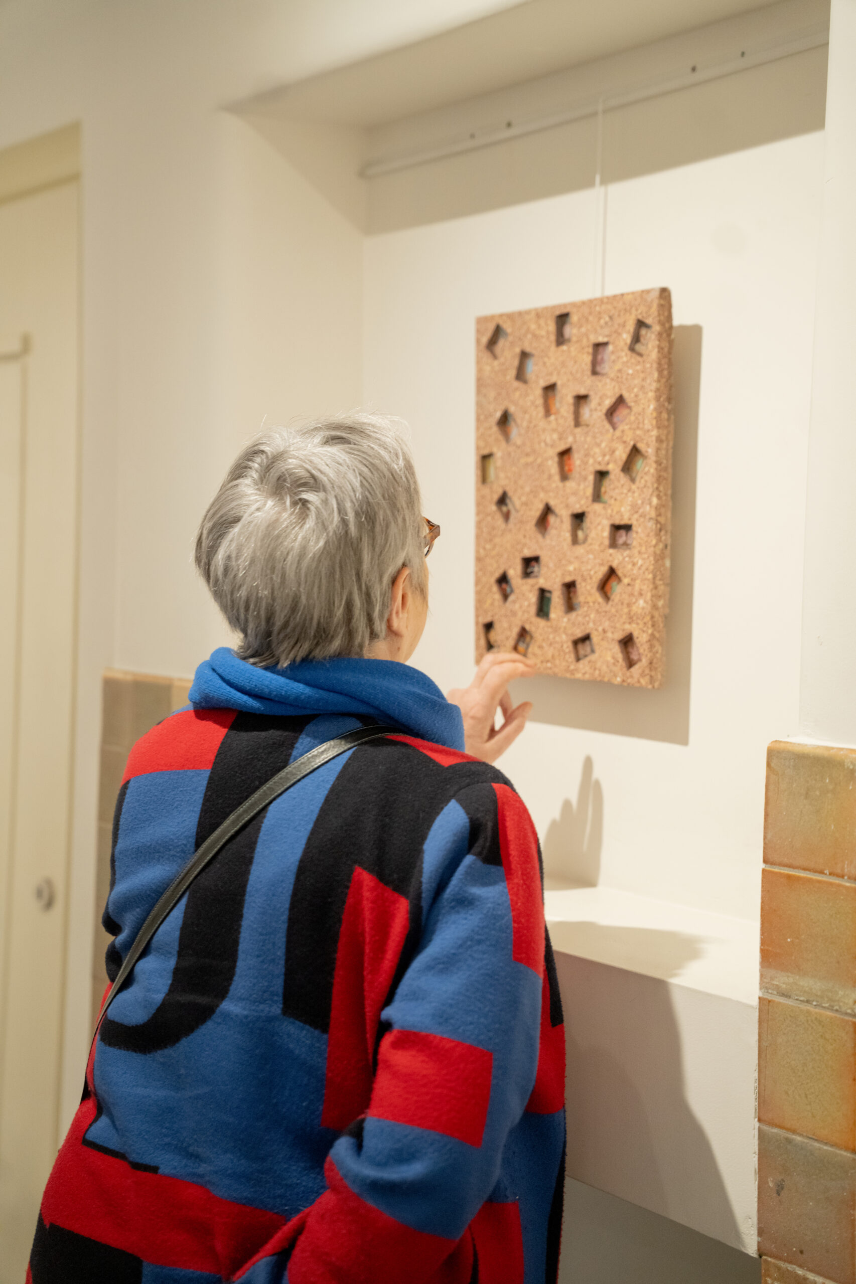 Vrouw die kijkt naar kunstwerk van Tommy Smits